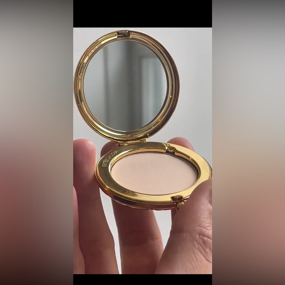 Estée Lauder golden peacock compact with velvet case. Light/medium. 02 - Picture 9 of 9